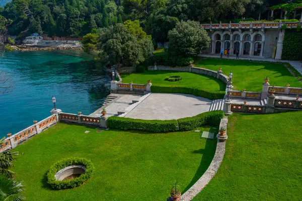 İtalyan kasabası Trieste 'deki Castel di Miramare' de merdiven.