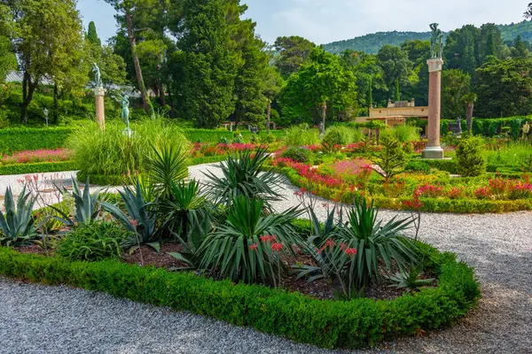 İtalya, Trieste 'deki Miramare sarayının bahçeleri.