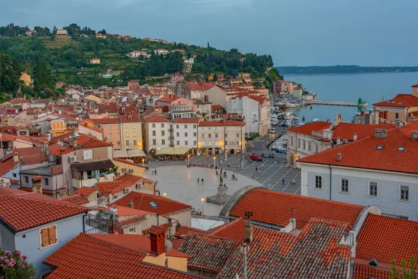 Slovenya 'nın Piran kentindeki Plaza Tartini' nin hava manzarası