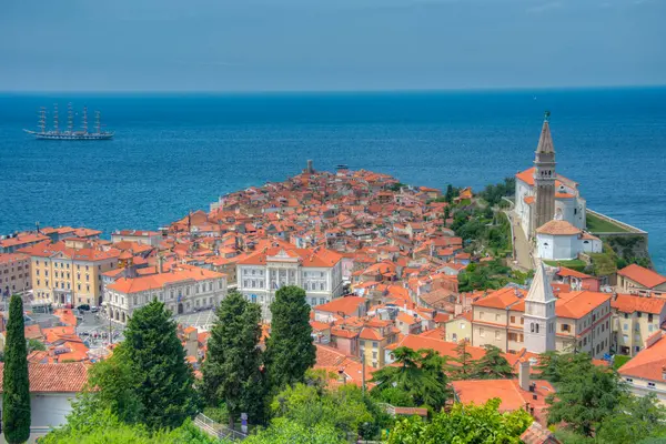 Piran 'ın havadan görünüşü Slovenya' daki eski tahkimattan alındı