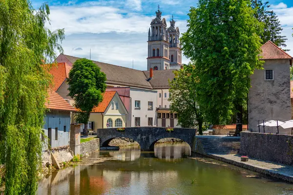 Bistrica Nehri ve Slovenya 'nın Ribnica kentindeki Aziz Stephen Kilisesi