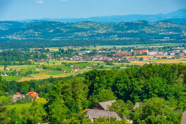 Güneşli bir günde Slovenya kırsalında