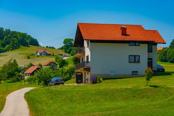 Güneşli bir günde Slovenya kırsalında