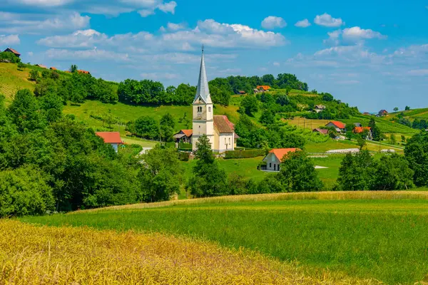 Slovenya 'da bir tepenin üstünde yalnız bir kilise