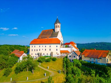 Slovenya 'daki Ptujska Gora' da Merhamet Bakiresi Bazilikası 'nın havadan görünüşü