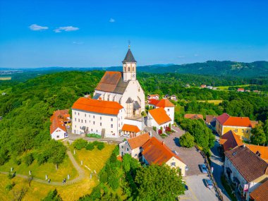 Slovenya 'daki Ptujska Gora' da Merhamet Bakiresi Bazilikası 'nın havadan görünüşü