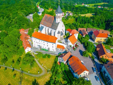 Slovenya 'daki Ptujska Gora' da Merhamet Bakiresi Bazilikası 'nın havadan görünüşü