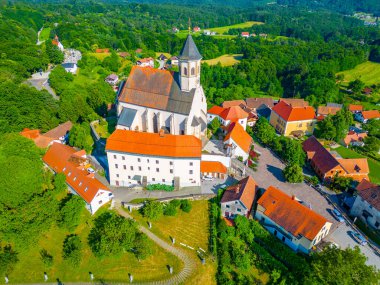 Slovenya 'daki Ptujska Gora' da Merhamet Bakiresi Bazilikası 'nın havadan görünüşü
