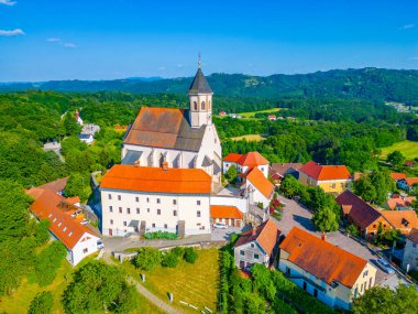 Slovenya 'daki Ptujska Gora' da Merhamet Bakiresi Bazilikası 'nın havadan görünüşü