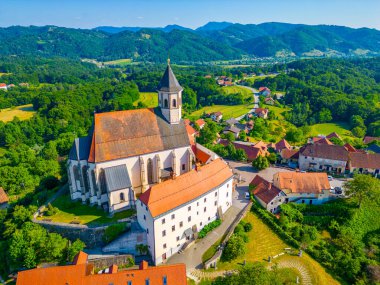 Slovenya 'daki Ptujska Gora' da Merhamet Bakiresi Bazilikası 'nın havadan görünüşü