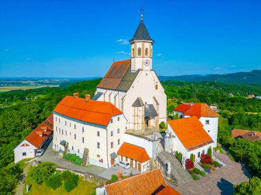 Slovenya 'daki Ptujska Gora' da Merhamet Bakiresi Bazilikası 'nın havadan görünüşü