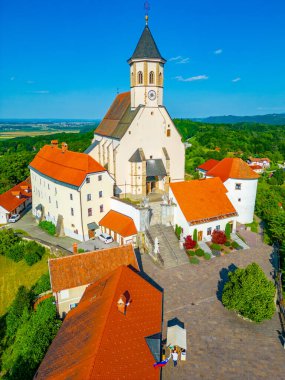 Slovenya 'daki Ptujska Gora' da Merhamet Bakiresi Bazilikası 'nın havadan görünüşü