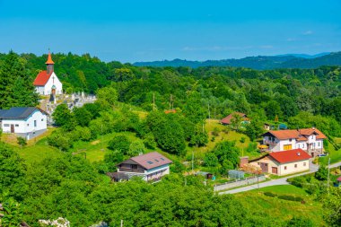 Güneşli bir günde Slovenya kırsalında