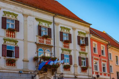 Slovenya 'nın Ptuj kentindeki tarihi merkezdeki eski evlerin cepheleri