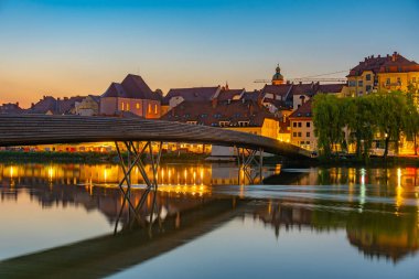 Slovenya 'nın Maribor kentindeki Drava Nehri üzerindeki köprünün gün batımı manzarası