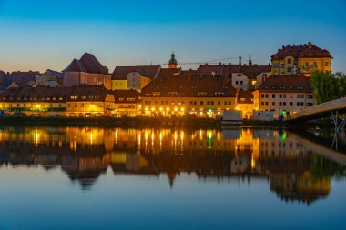 Slovenya 'nın Maribor kentindeki Drava Nehri' nin günbatımı manzarası