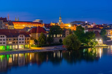 Slovenya 'nın Maribor kentindeki Drava Nehri' nin günbatımı manzarası
