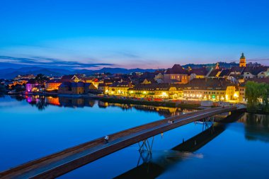 Slovenya 'nın Maribor kentindeki Drava Nehri' nin günbatımı manzarası