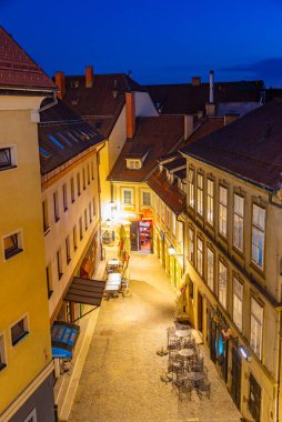 Slovenya 'nın Maribor kentindeki bir caddenin gün batımı manzarası