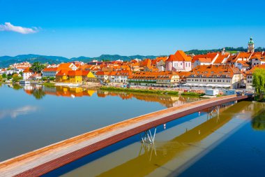 Slovenya 'nın Maribor kentindeki Drava Nehri üzerindeki köprü