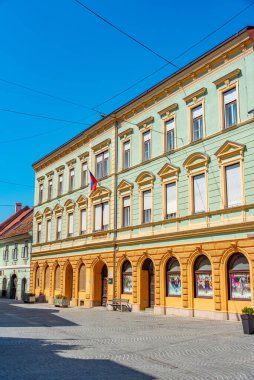 Slovenya 'nın Ptuj kentindeki tarihi merkezdeki eski evlerin cepheleri