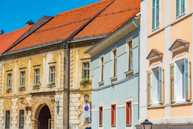 Slovenya 'nın Ptuj kentindeki tarihi merkezdeki eski evlerin cepheleri