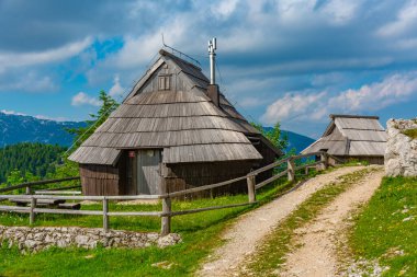 Slovenya 'daki Velika Planina dağlarındaki ahşap kulübeler