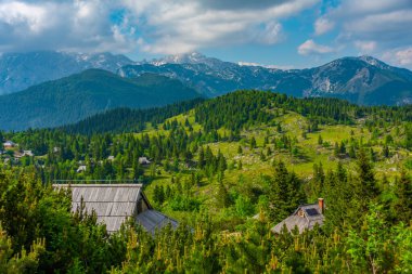 Slovenya 'daki Velika Planina dağlarındaki ahşap kulübeler