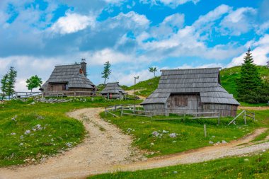 Slovenya 'daki Velika Planina dağlarındaki ahşap kulübeler