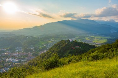 Slovenya 'daki Stari mezunu Nad Kamnikom şatosunun Panoraması