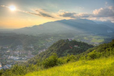 Slovenya 'daki Stari mezunu Nad Kamnikom şatosunun Panoraması