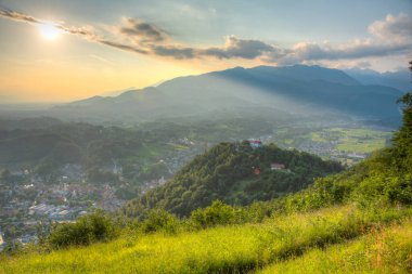 Slovenya 'daki Stari mezunu Nad Kamnikom şatosunun Panoraması
