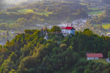 Slovenya 'daki Stari mezunu Nad Kamnikom şatosunun Panoraması