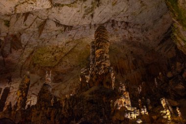 Slovenya 'daki Postojna mağarasında jeolojik oluşumlar