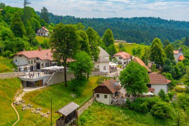 Slovenya 'nın Predjama Köyü Panoraması