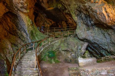 Slovenya 'daki Predjama şatosunun arkasındaki mağara