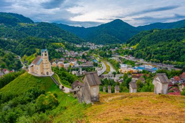 Aziz Anthony Kilisesi ve Slovenya 'nın İdrija kenti panoraması