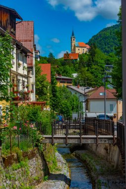 Aziz Anthony Kilisesi ve Slovenya 'nın İdrija kenti panoraması