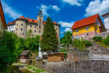 Slovenya 'daki İdrija kalesinin beyaz binası