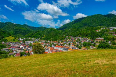 Slovenya 'nın İdrija kentinin havadan görünüşü