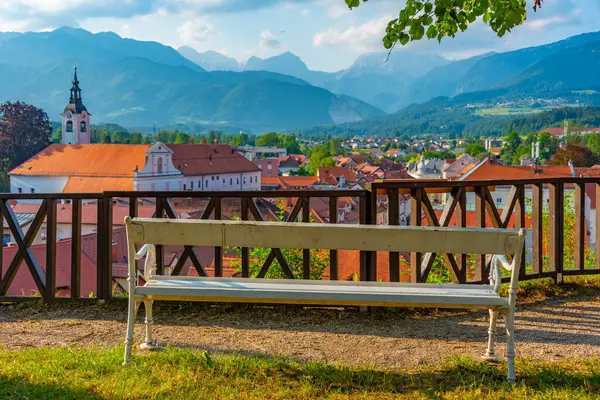 スロベニアの町カムニクを見下ろすベンチ — ストック写真