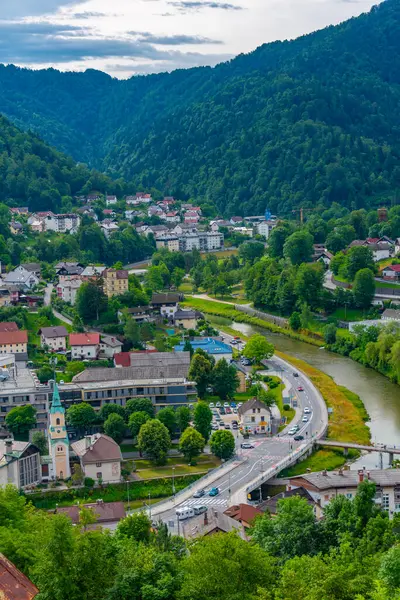 Slovenya 'nın İdrija kentinin havadan görünüşü