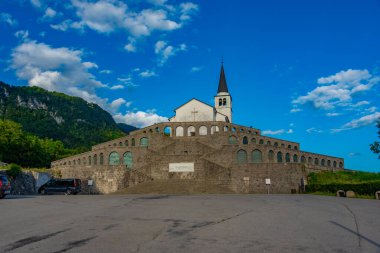 İtalyan 1. Dünya Savaşı askerlerinin Ossuary 'si Slovenya' nın Kobarid kentinde