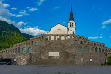 İtalyan 1. Dünya Savaşı askerlerinin Ossuary 'si Slovenya' nın Kobarid kentinde