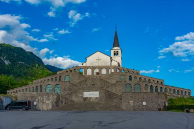 İtalyan 1. Dünya Savaşı askerlerinin Ossuary 'si Slovenya' nın Kobarid kentinde