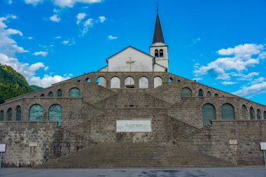 İtalyan 1. Dünya Savaşı askerlerinin Ossuary 'si Slovenya' nın Kobarid kentinde
