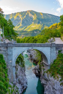 Slovenya 'nın Kobarid kenti yakınlarındaki Soca Nehri üzerindeki Napolyon köprüsü