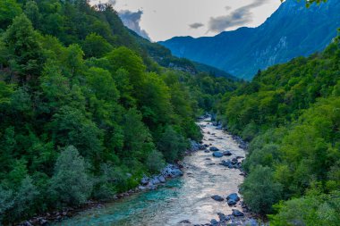 Slovenya 'daki Soca Nehri üzerinde gün batımı manzarası