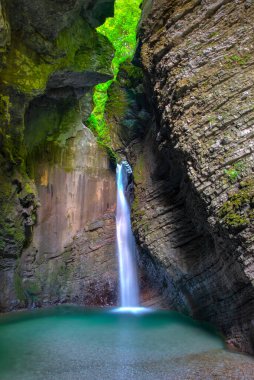 Slovenya 'daki Kozjak şelalesinin manzarası