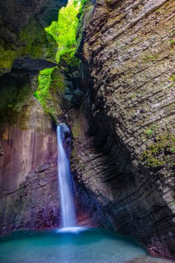 Slovenya 'daki Kozjak şelalesinin manzarası